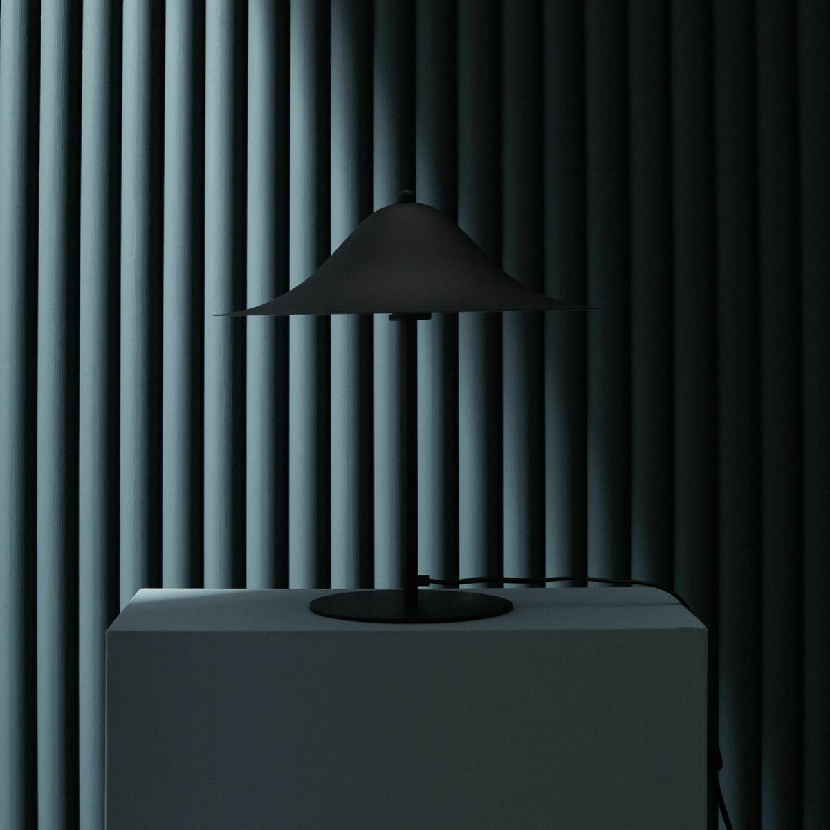 Lampe à poser en aluminium noir Hans 35 - Pholc - The Cool Republic