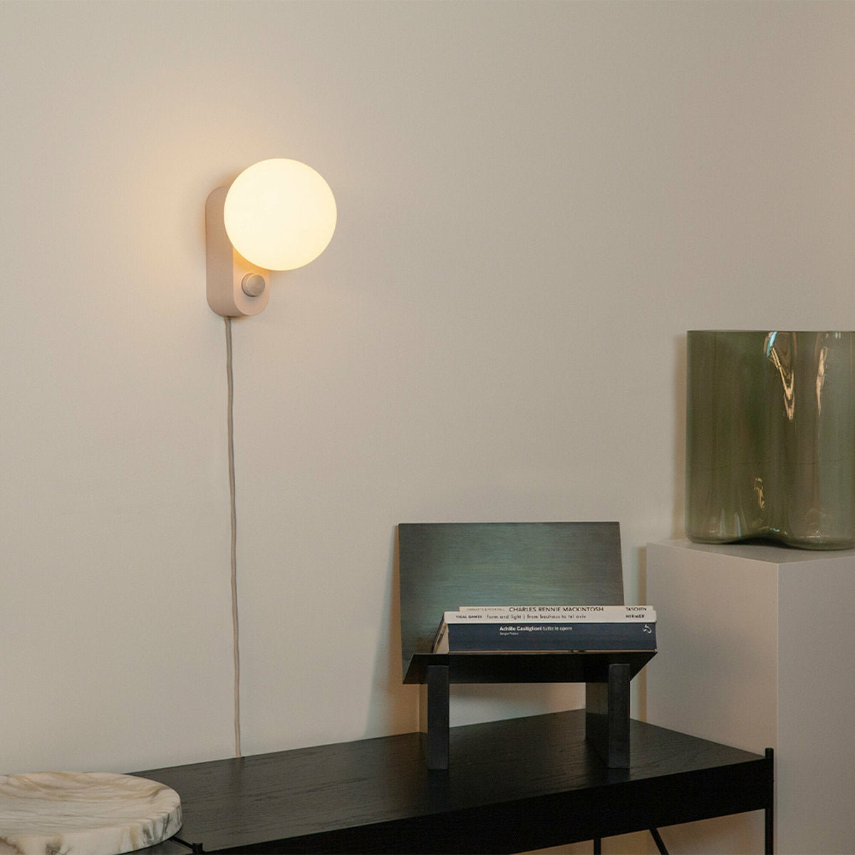 Light pink aluminum table lamp 22 x 15 cm Alumina - Tala - The Cool Republic