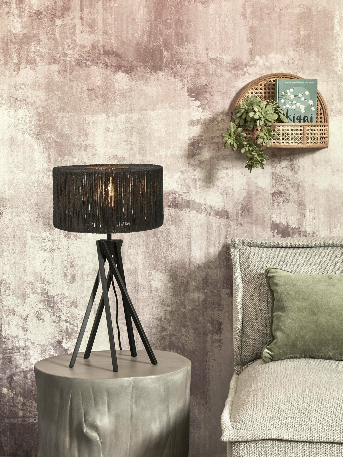 Lampe à poser en bambou noir avec abat-jour en rotin noir 30x45 cm Iguazu - Good & Mojo - The Cool Republic