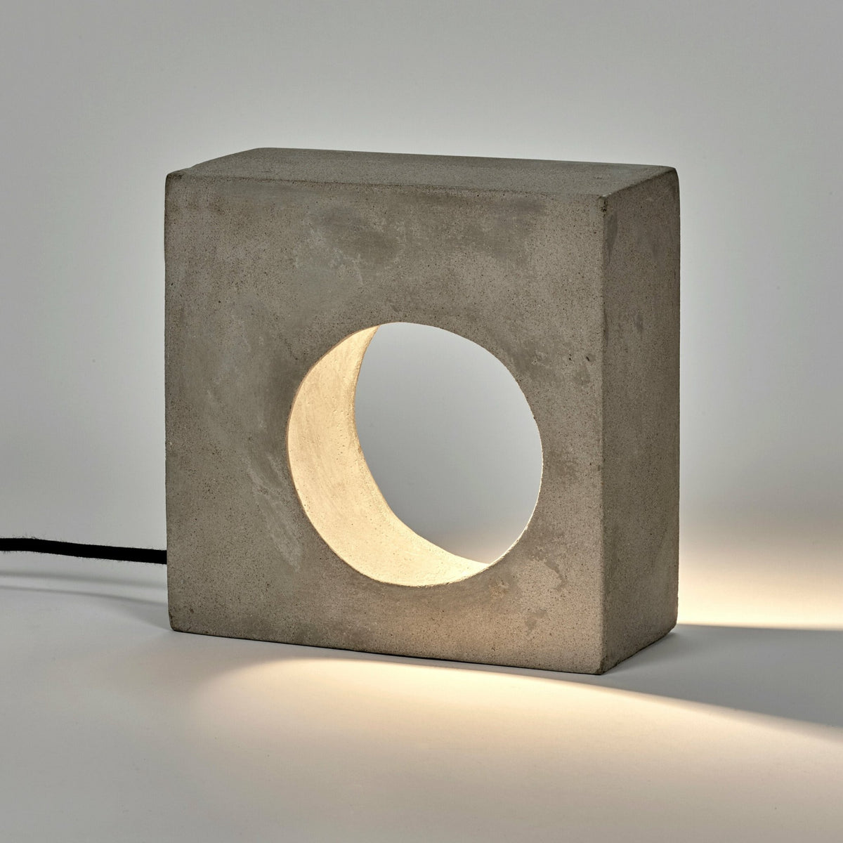 Lampe à poser en béton Flastaire - Serax - The Cool Republic