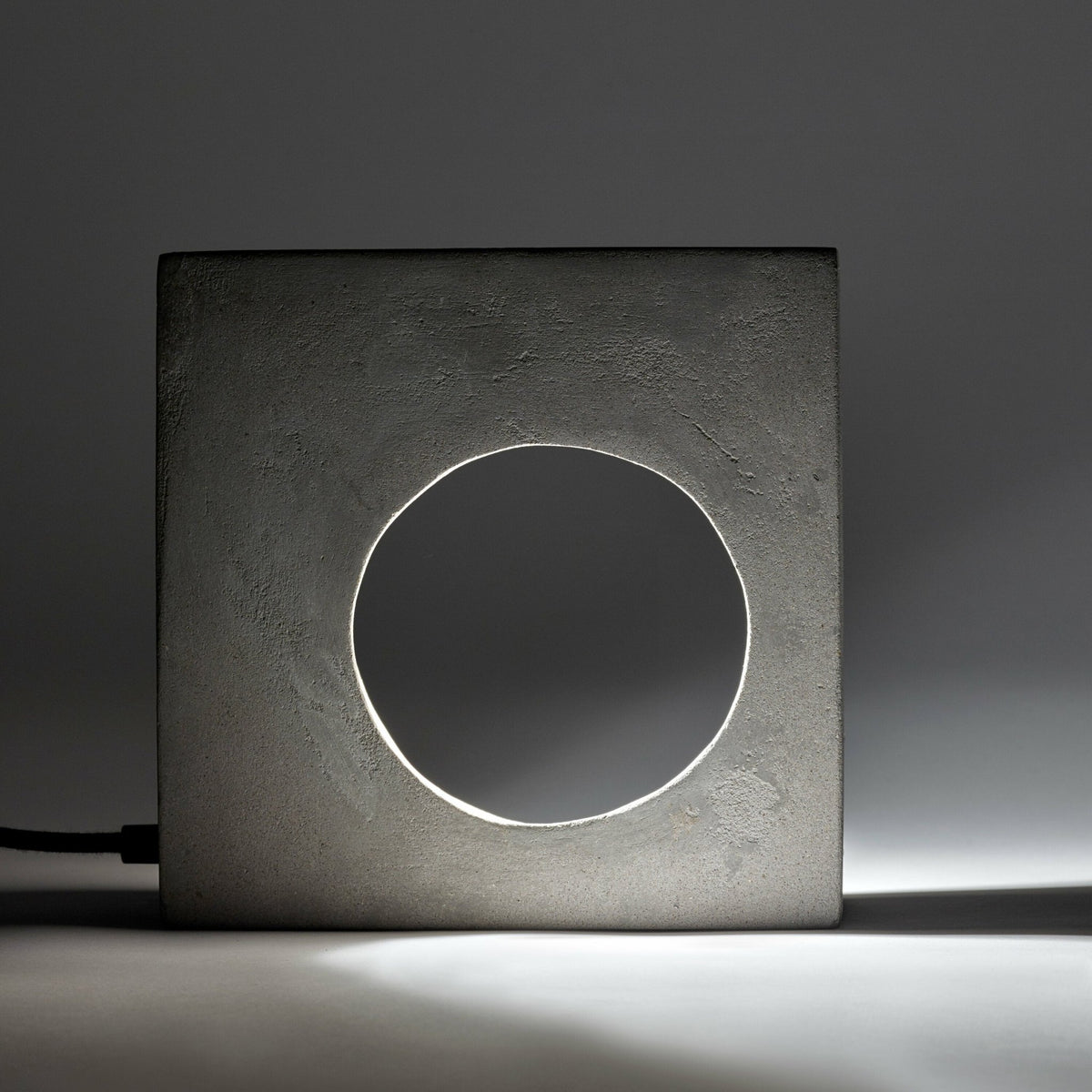 Lampe à poser en béton Flastaire - Serax - The Cool Republic