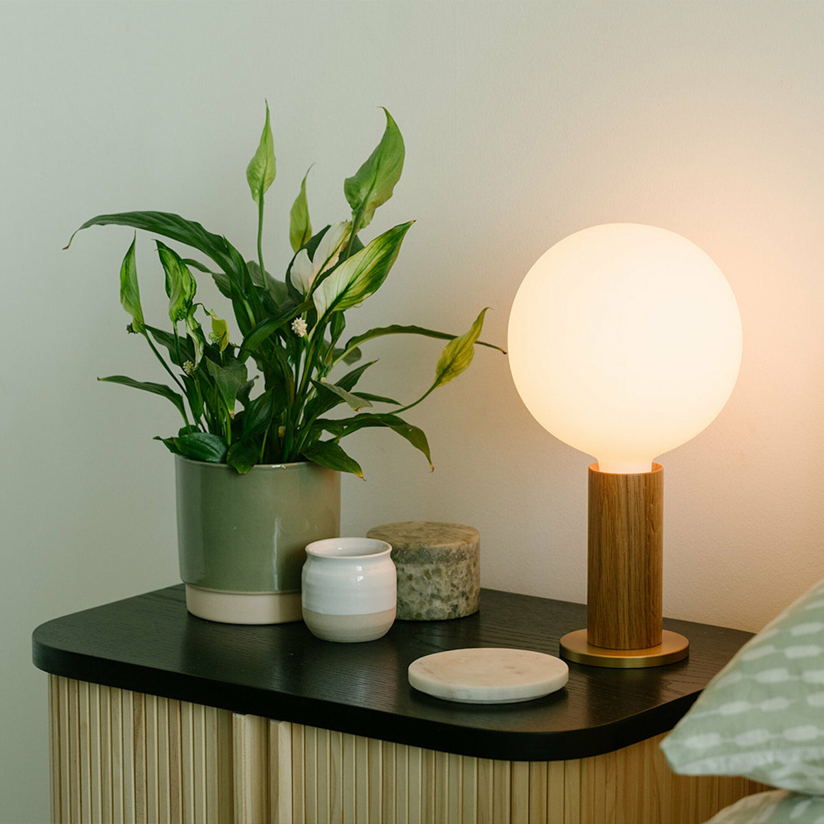 Lampe à poser en bois de chêne 15 x 28 cm Knuckle V2 - Tala - The Cool Republic