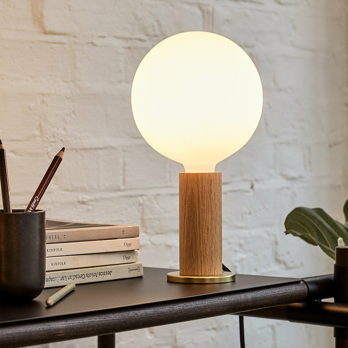 Lampe à poser en bois de chêne 15 x 28 cm Knuckle V2 - Tala - The Cool Republic