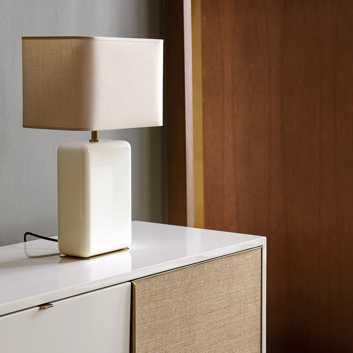 Lampe à poser en bois laqué ivoire Bourbon - RED Edition - The Cool Republic