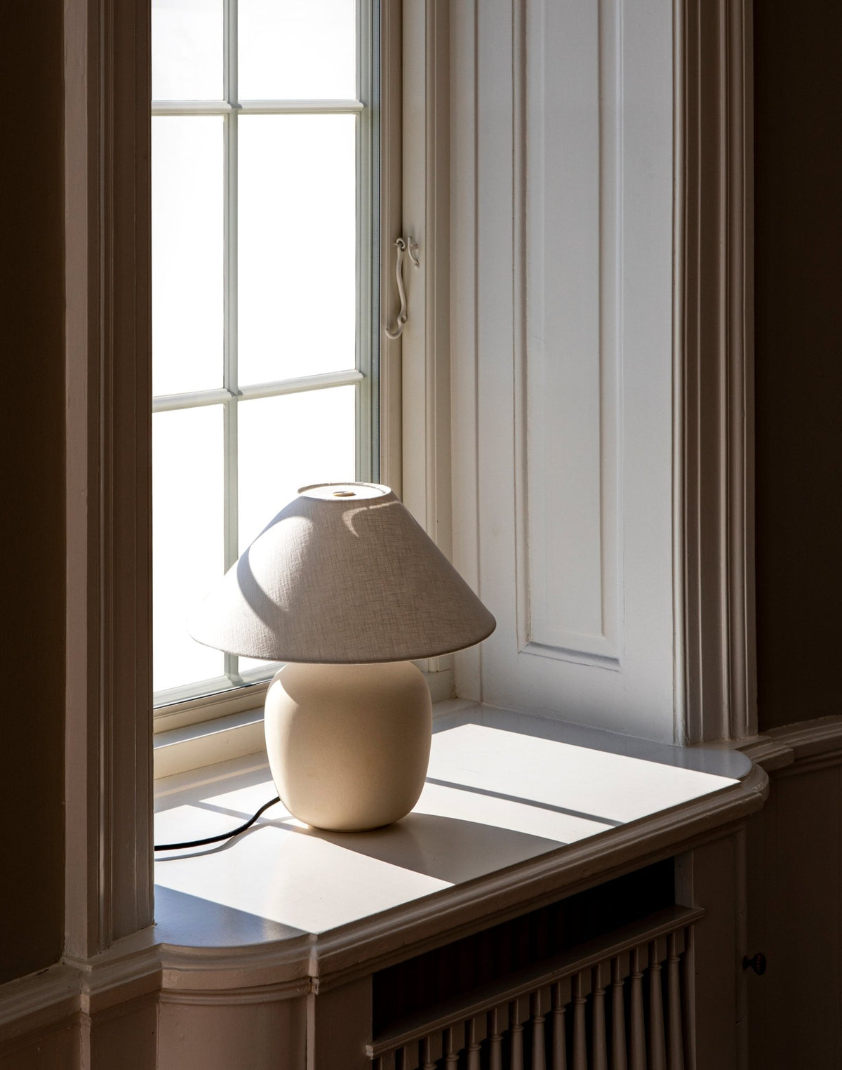 Lampe à poser en céramique crème 36 x 35 cm Torso - Audo - The Cool Republic