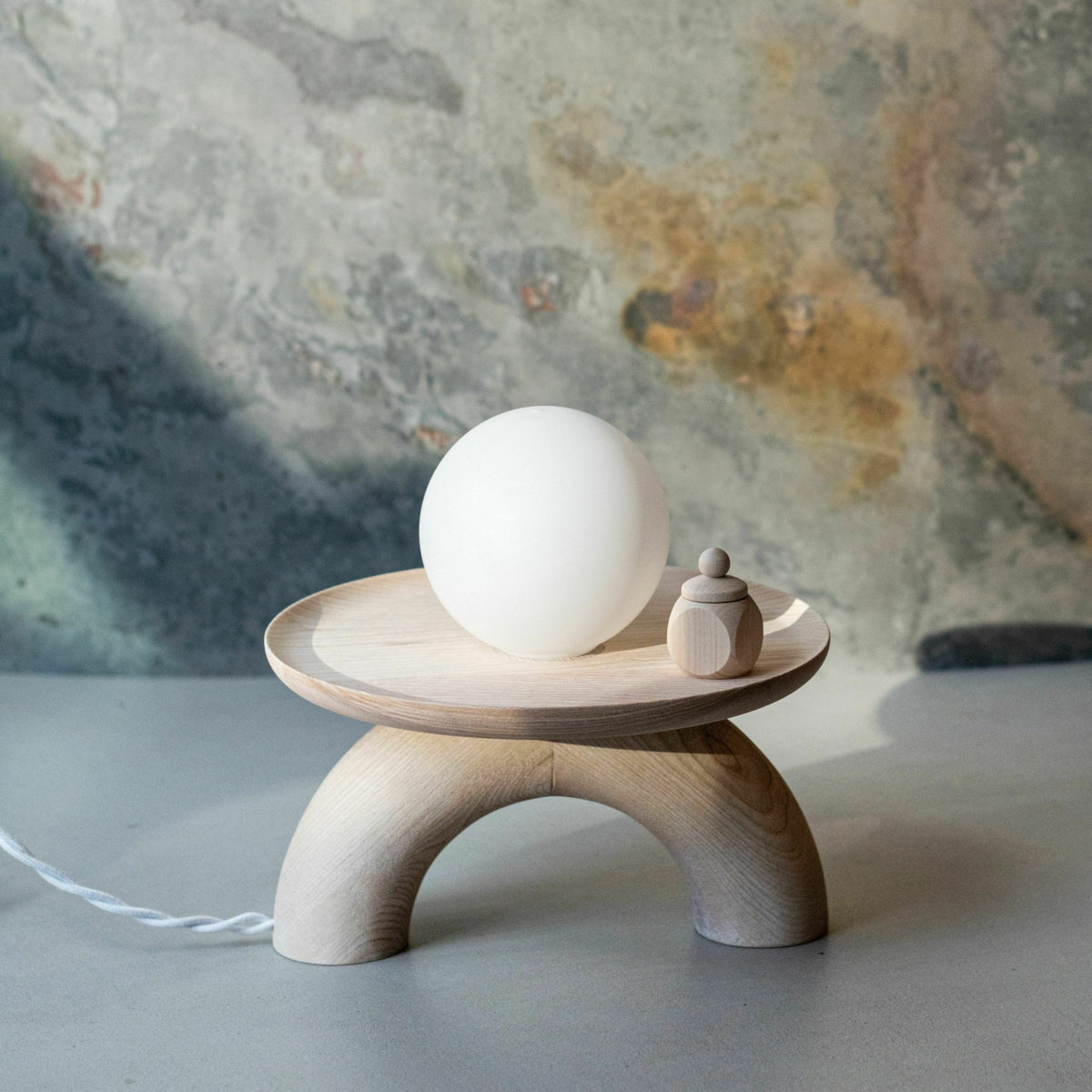 Lampe à poser en frêne blanchi Popylight - Mlle Jo - The Cool Republic