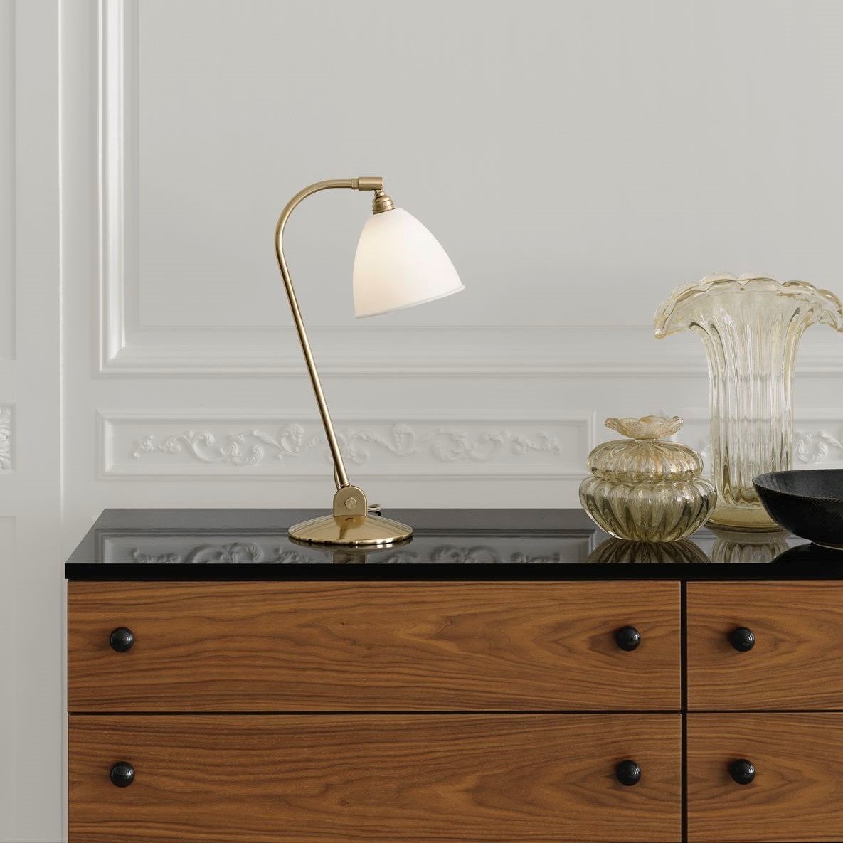 Lampe à poser en laiton et métal noir bestlite 50 cm BL2 - Gubi - The Cool Republic