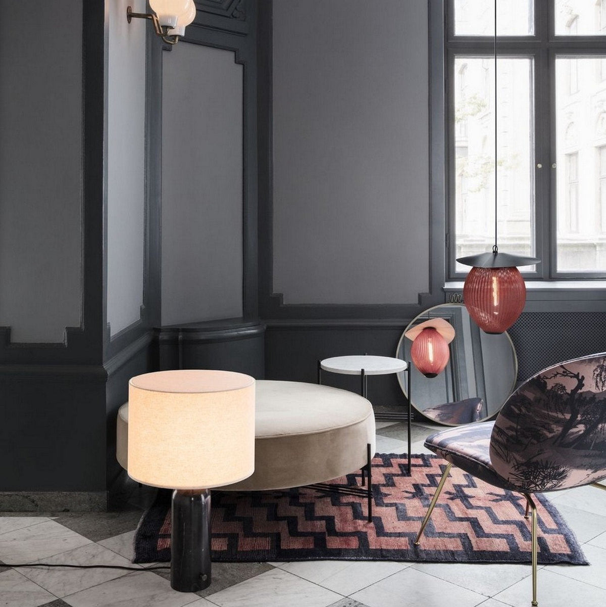 Lampe à poser en marbre noir 65 cm Gravity - Gubi - The Cool Republic