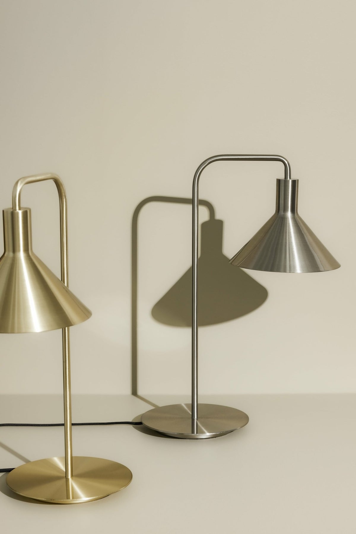 Lampe à poser en métal doré - Hübsch - The Cool Republic