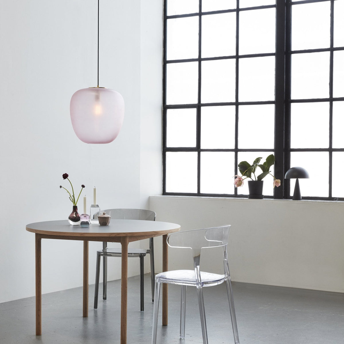 Lampe à poser en métal noir 33 cm Cône - Hübsch - The Cool Republic