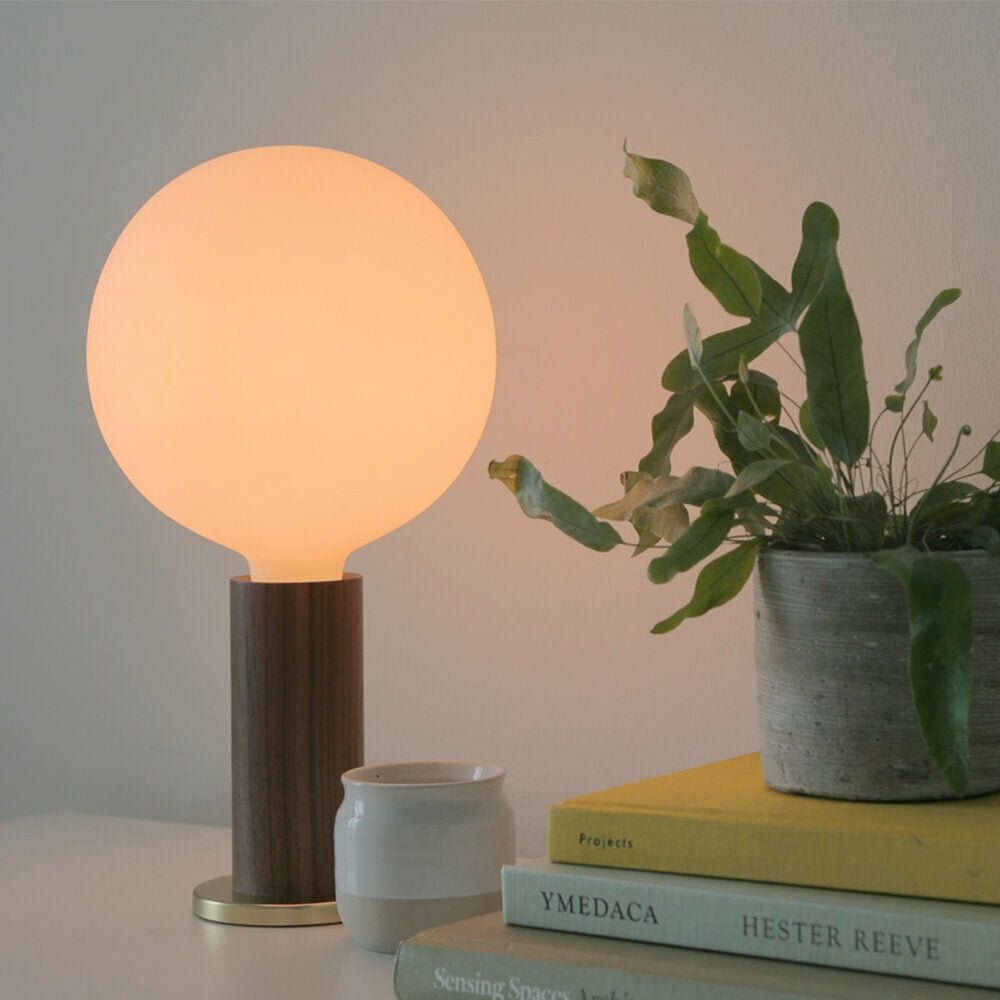 Lampe à poser en noyer et ampoule Sphere IV Knuckle - tala - The Cool Republic