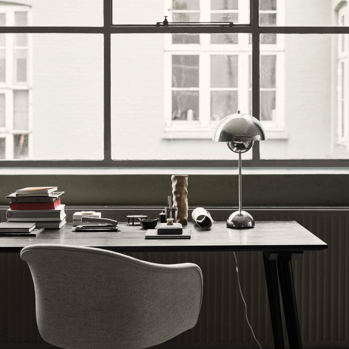 Lampe à poser gris mat Flowerpot VP3 - &tradition - The Cool Republic