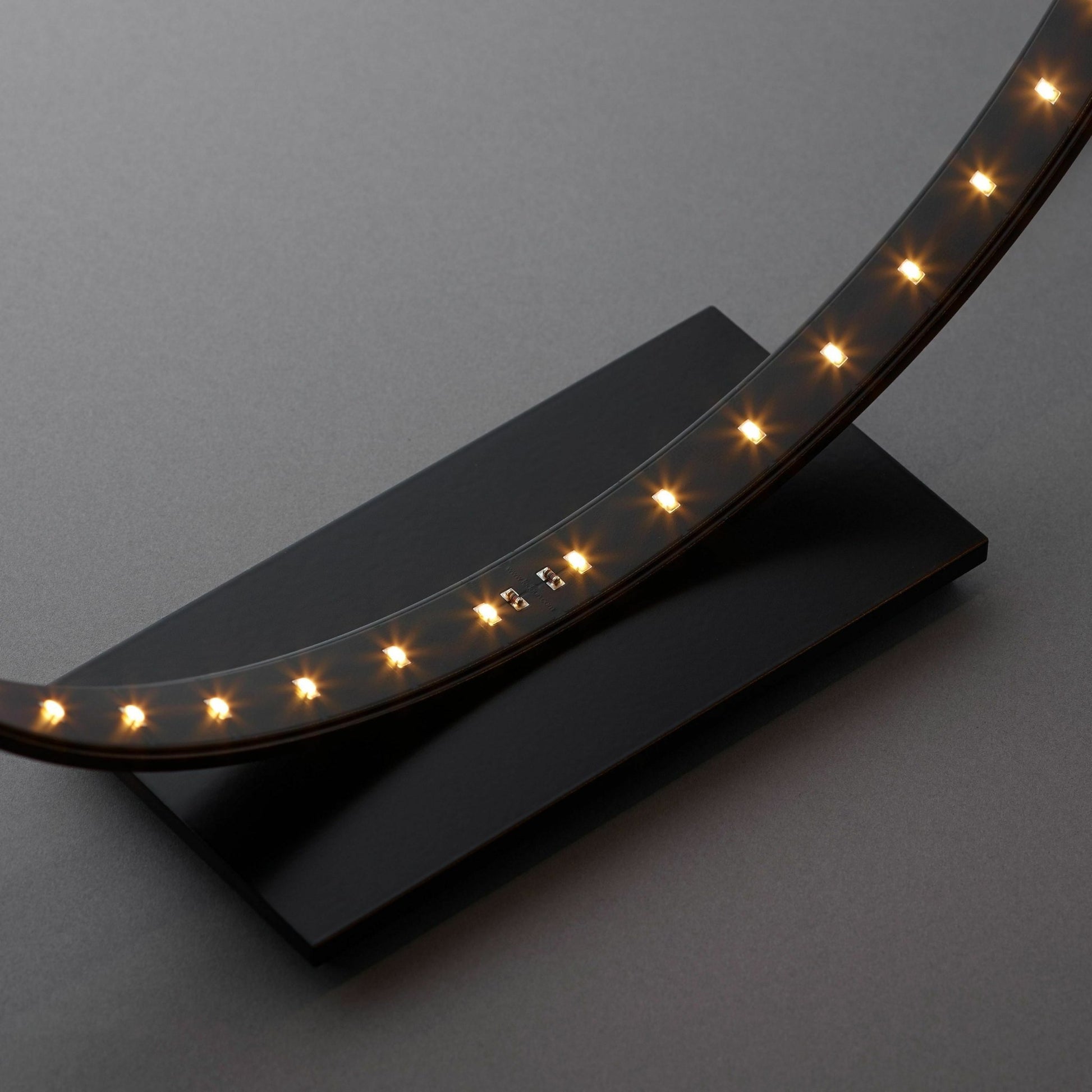 Lampe à poser LED noire Micro - Le Deun - The Cool Republic