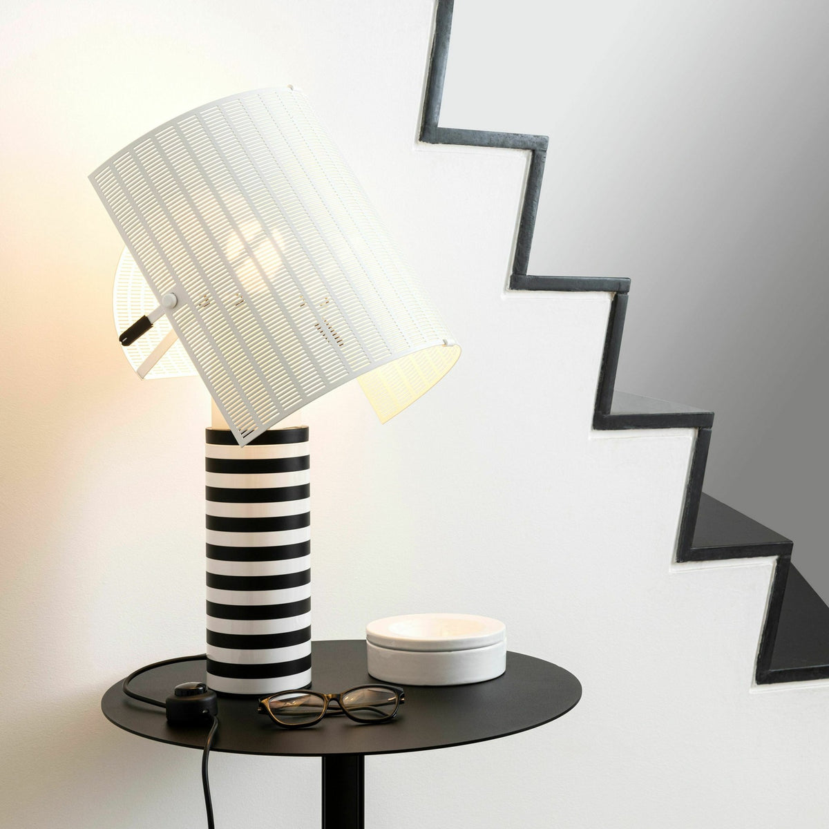 Lampe à poser noire et blanche Shogun - Artemide - The Cool Republic
