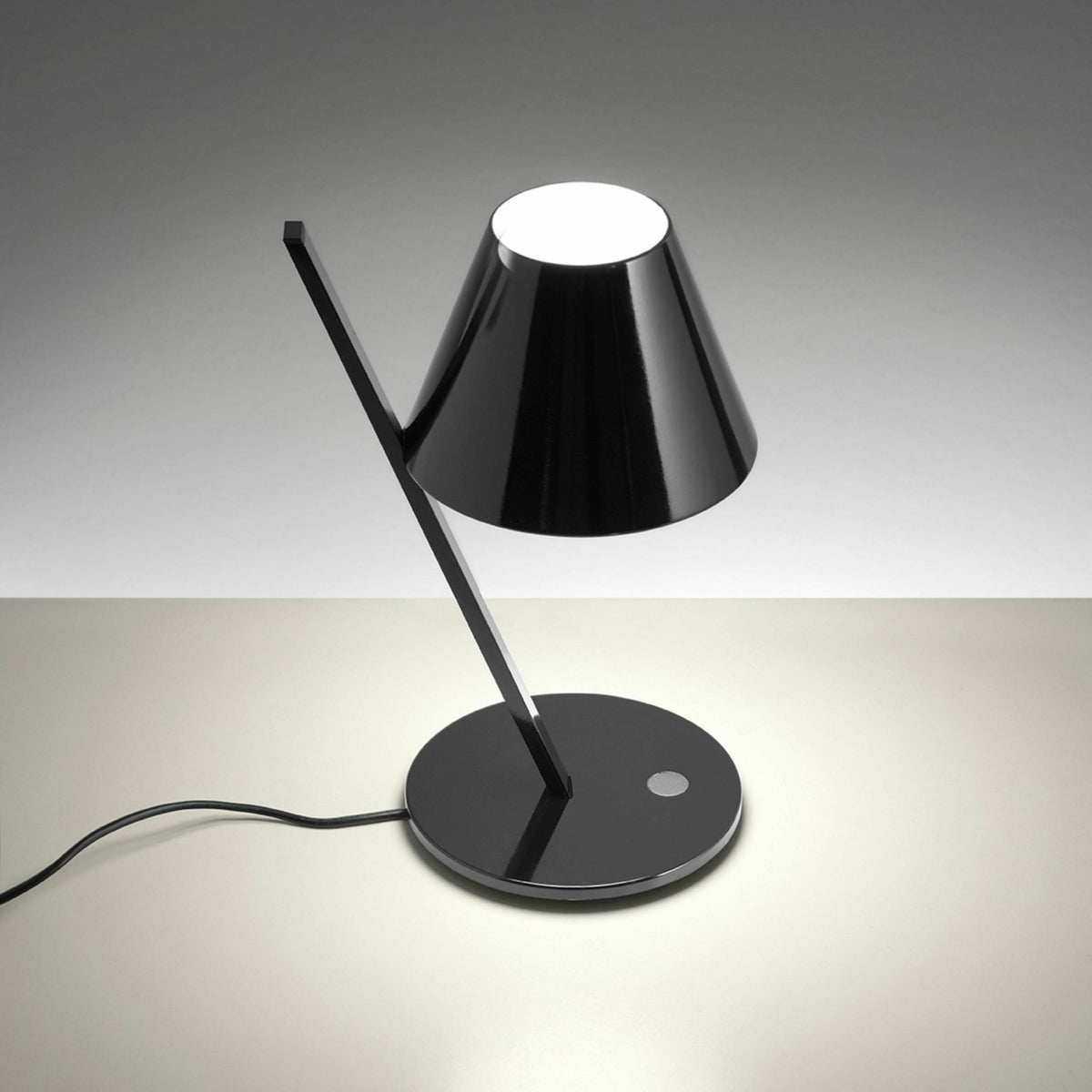 Lampe à poser noire La Petite - Artemide - The Cool Republic
