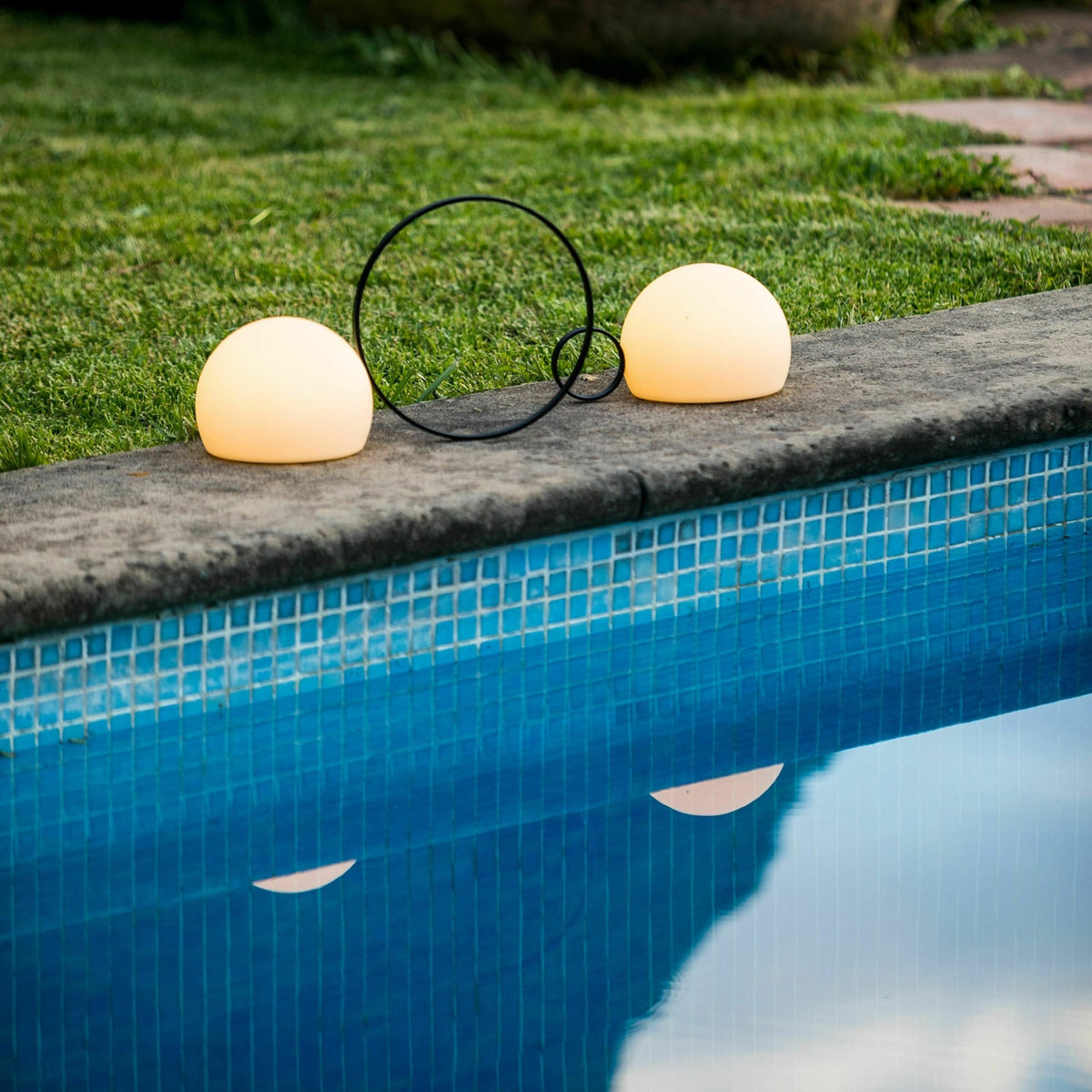 Lampe à poser sans fil noire avec grand anneau Circ - Estiluz - The Cool Republic