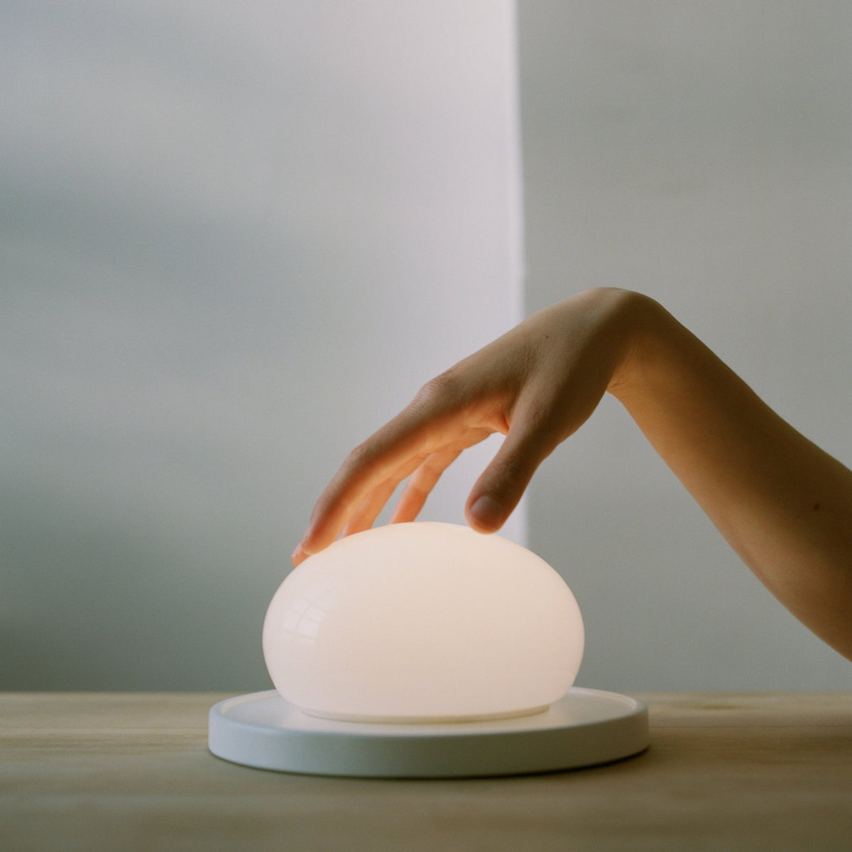 Lampe à poser support blanc Bolita - Marset - The Cool Republic
