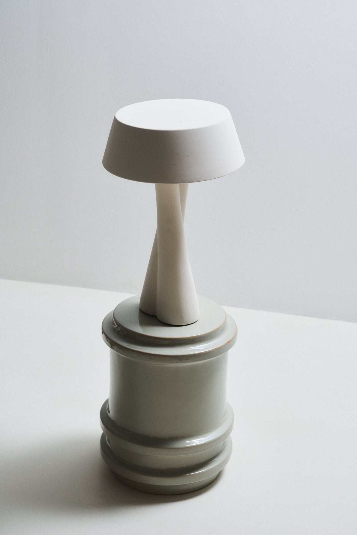 Lampe à table en grès beige 33 x 51,5 cm Paulina 04 - Serax - The Cool Republic