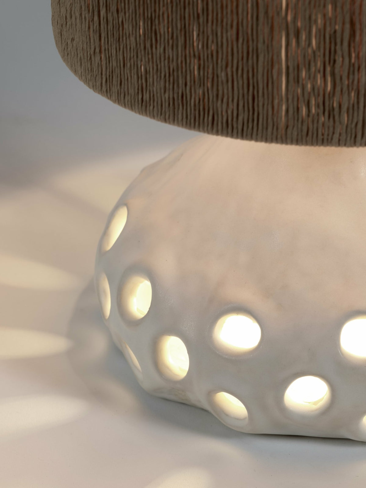 Lampe à table en grès blanc et abat-jour marron Oya 01 - Serax - The Cool Republic
