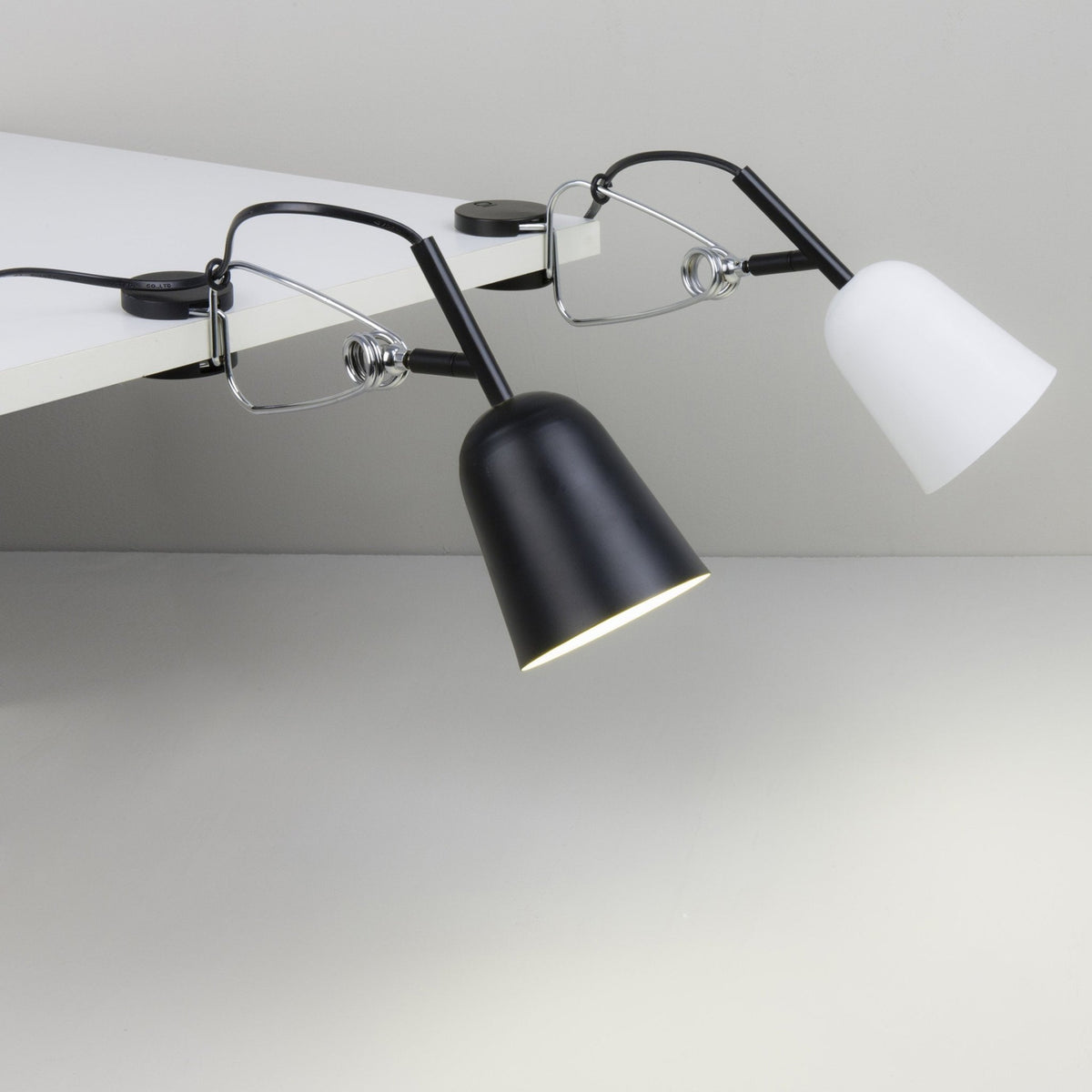 Lampe avec pince en métal blanc 9 x 30 x 14 cm Studio - Faro Barcelona - The Cool Republic