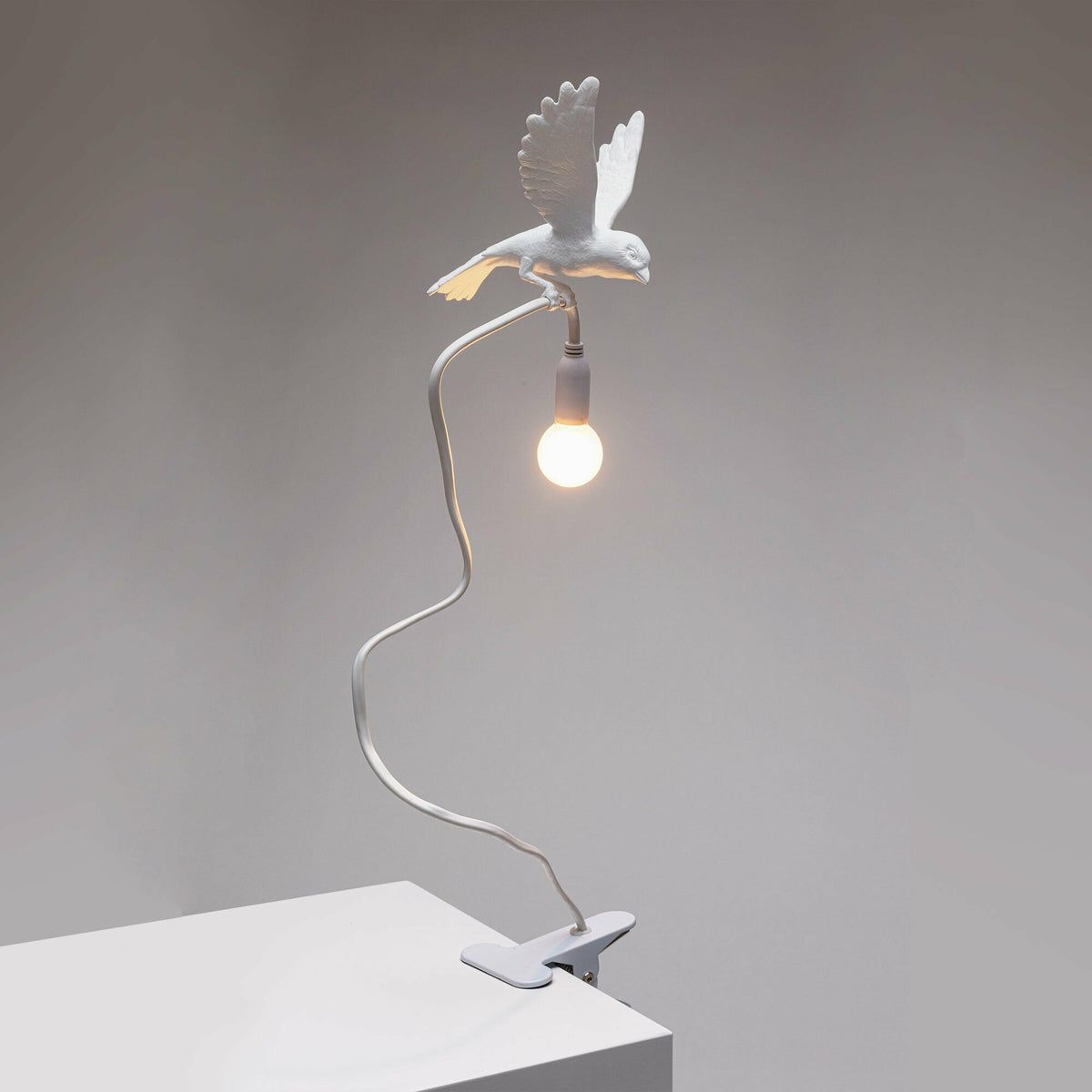 Lampe avec pince en résine blanche Landing Sparrow - Seletti - The Cool Republic