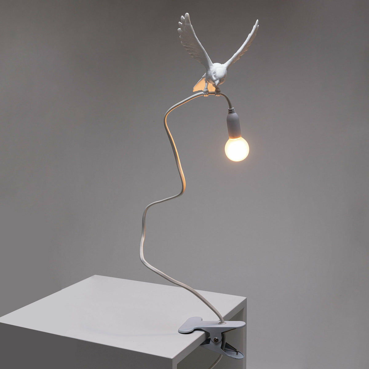 Lampe avec pince en résine blanche Landing Sparrow - Seletti - The Cool Republic