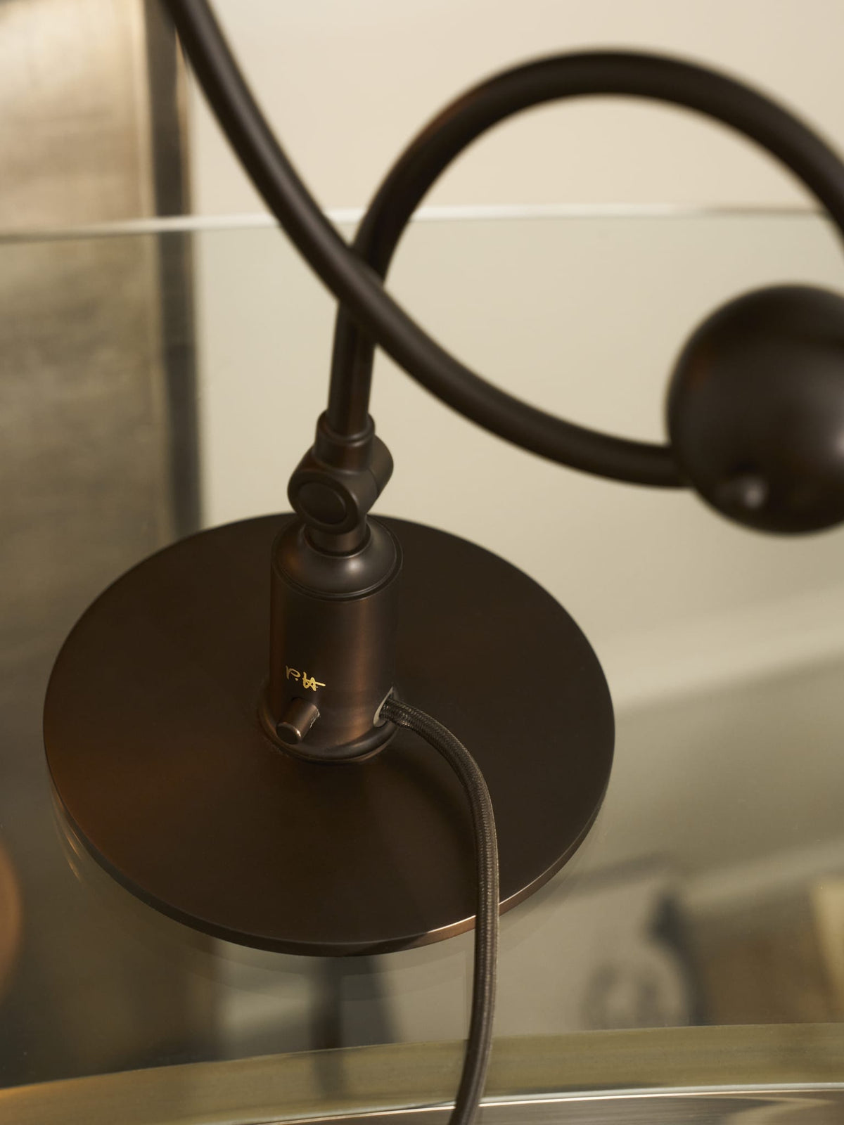 Lampe de bureau design en laiton bruni et verre soufflé opalin terracotta 36,4cm Ph 1/1 Piano - Louis Poulsen — vue 11