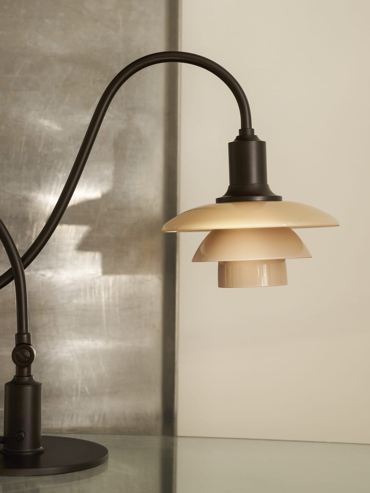 Lampe de bureau design en laiton bruni et verre soufflé opalin terracotta 36,4cm Ph 1/1 Piano - Louis Poulsen — vue 13