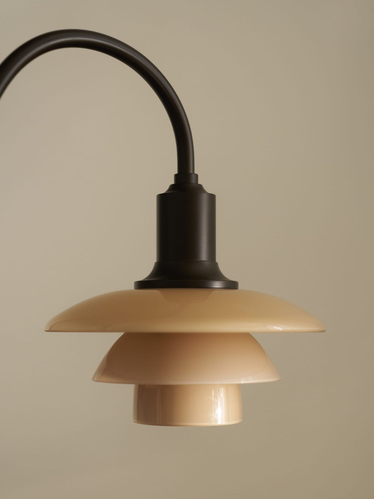 Lampe de bureau design en laiton bruni et verre soufflé opalin terracotta 36,4cm Ph 1/1 Piano - Louis Poulsen — vue 14