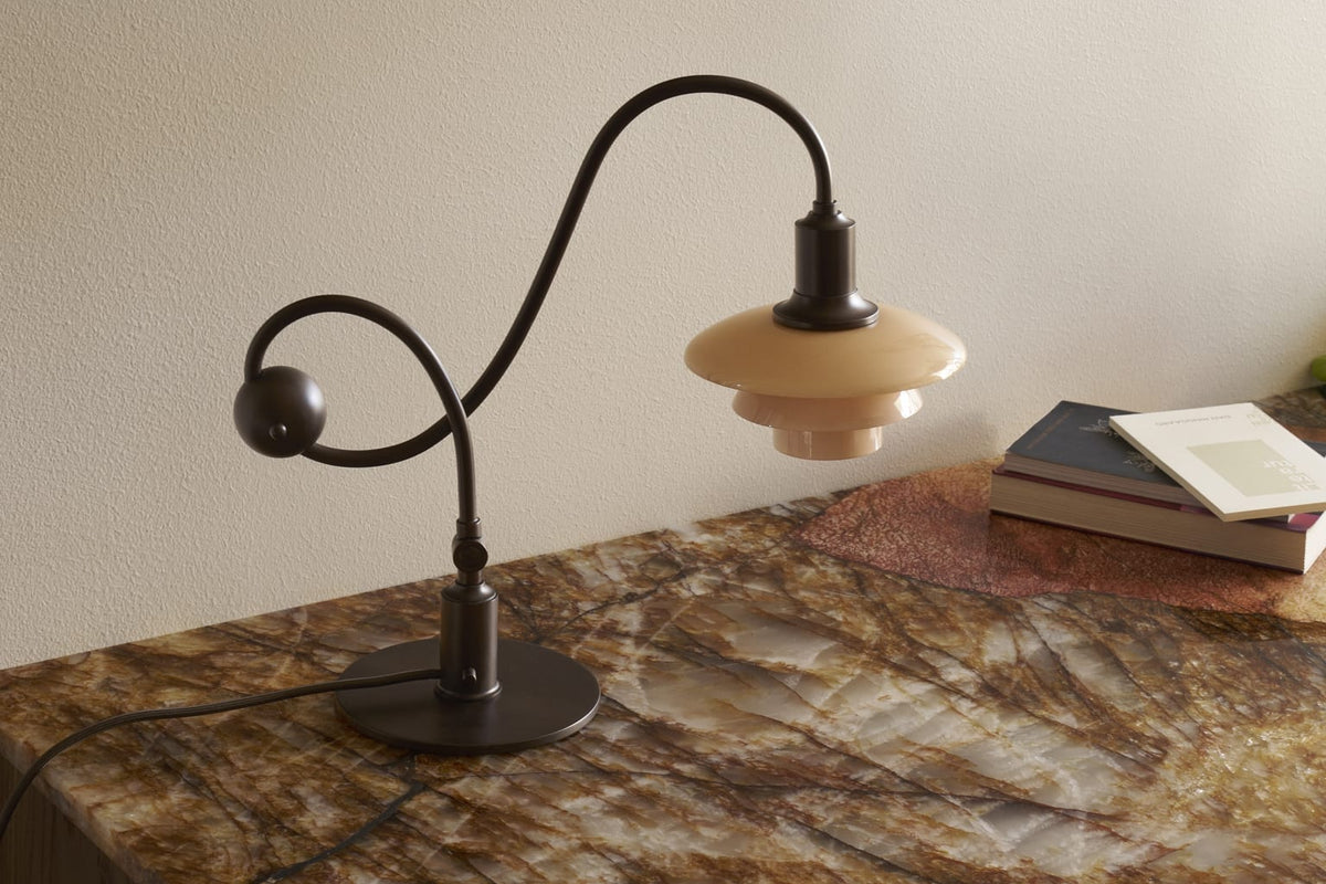 Lampe de bureau design en laiton bruni et verre soufflé opalin terracotta 36,4cm Ph 1/1 Piano - Louis Poulsen — vue 17