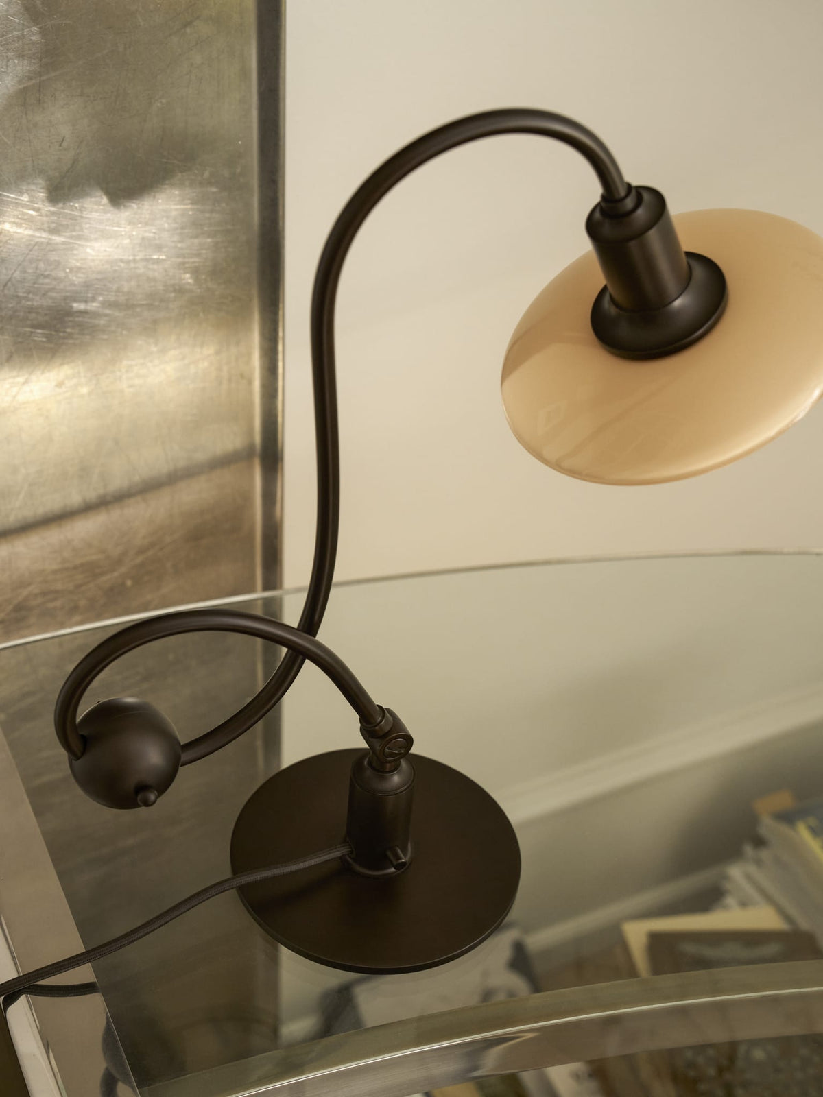 Lampe de bureau design en laiton bruni et verre soufflé opalin terracotta 36,4cm Ph 1/1 Piano - Louis Poulsen — vue 18
