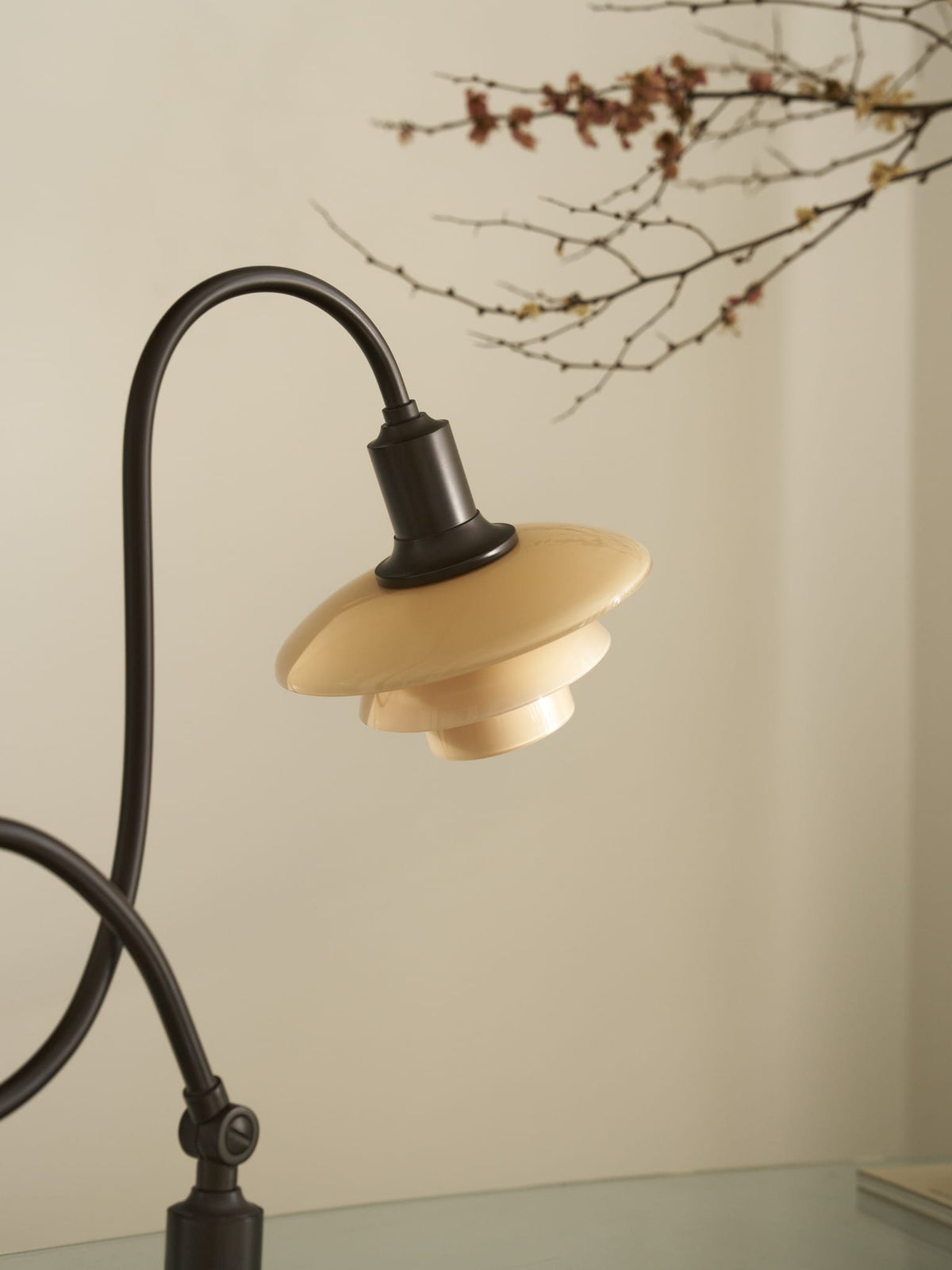 Lampe de bureau design en laiton bruni et verre soufflé opalin terracotta 36,4cm Ph 1/1 Piano - Louis Poulsen — vue 19