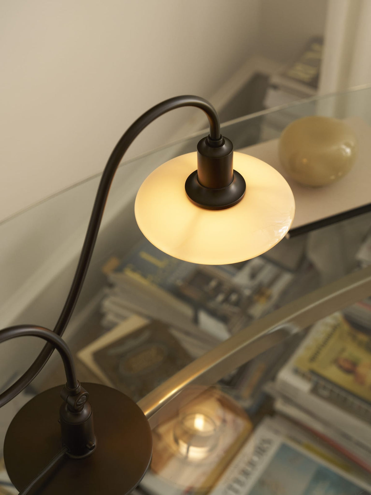 Lampe de bureau design en laiton bruni et verre soufflé opalin terracotta 36,4cm Ph 1/1 Piano - Louis Poulsen — vue 22