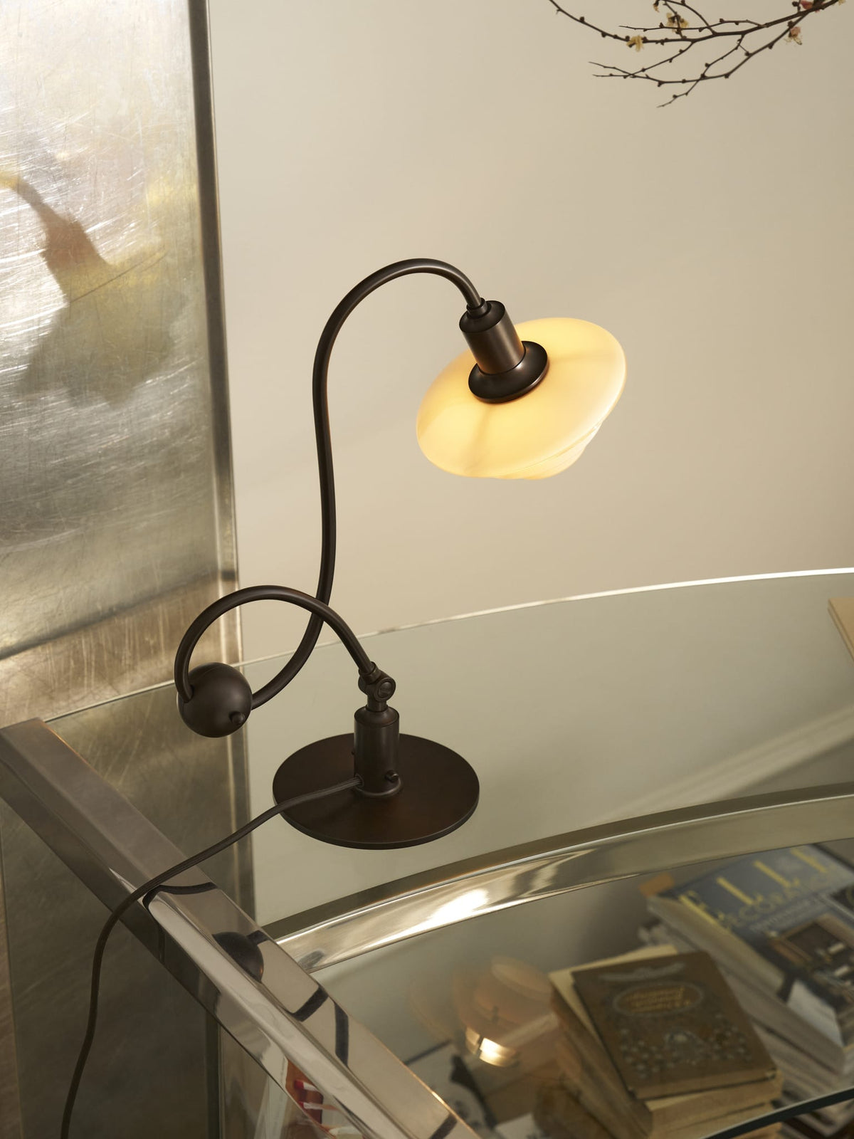 Lampe de bureau design en laiton bruni et verre soufflé opalin terracotta 36,4cm Ph 1/1 Piano - Louis Poulsen — vue 3
