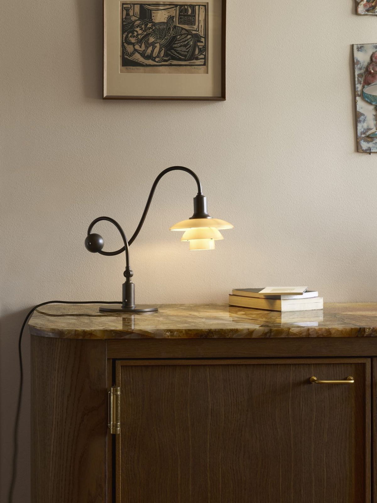 Lampe de bureau design en laiton bruni et verre soufflé opalin terracotta 36,4cm Ph 1/1 Piano - Louis Poulsen — vue 4