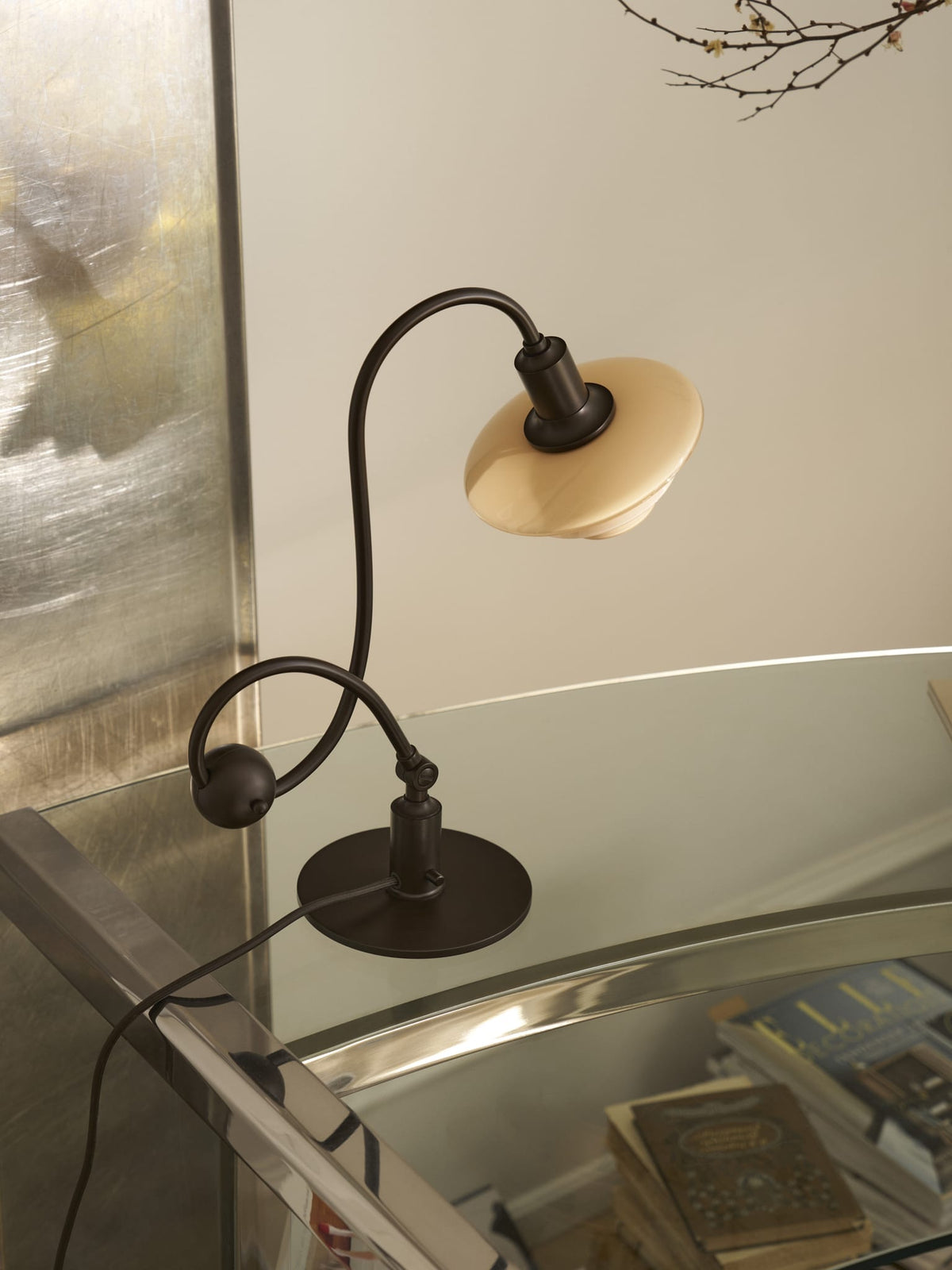Lampe de bureau design en laiton bruni et verre soufflé opalin terracotta 36,4cm Ph 1/1 Piano - Louis Poulsen — vue 9