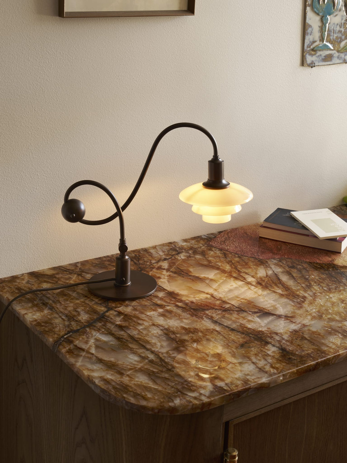 Lampe de bureau design en laiton bruni et verre soufflé opalin terracotta 36,4cm Ph 1/1 Piano - Louis Poulsen - The Cool Republic