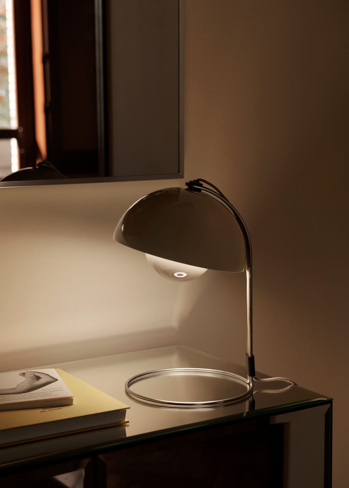 Lampe de bureau en chrome et acier peint beige 36cm Flowerpot VP4 - &tradition - The Cool Republic