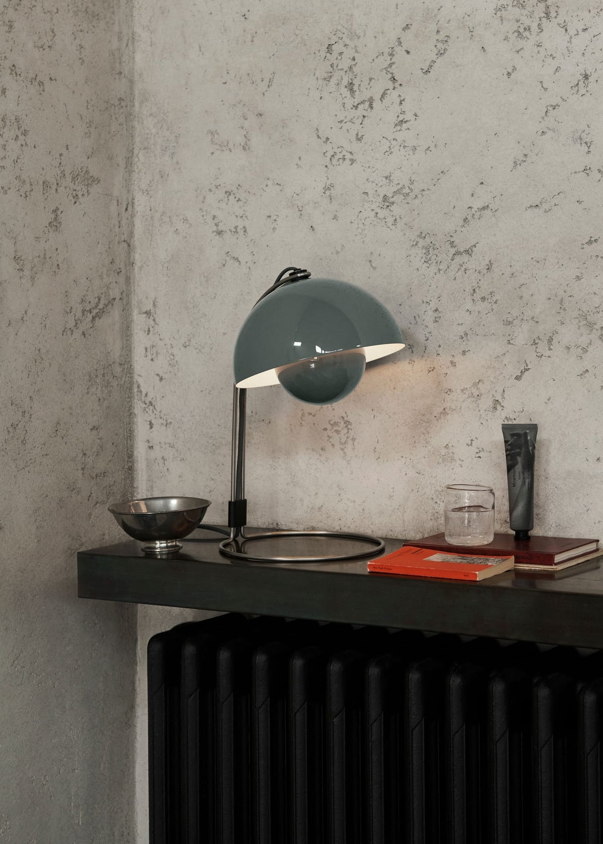 Lampe de bureau en chrome et acier peint bleu pierre 36cm Flowerpot VP4 - &tradition - The Cool Republic