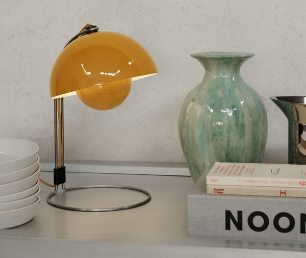 Lampe de bureau en chrome et acier peint jaune moutarde 36cm Flowerpot VP4 - &tradition - The Cool Republic