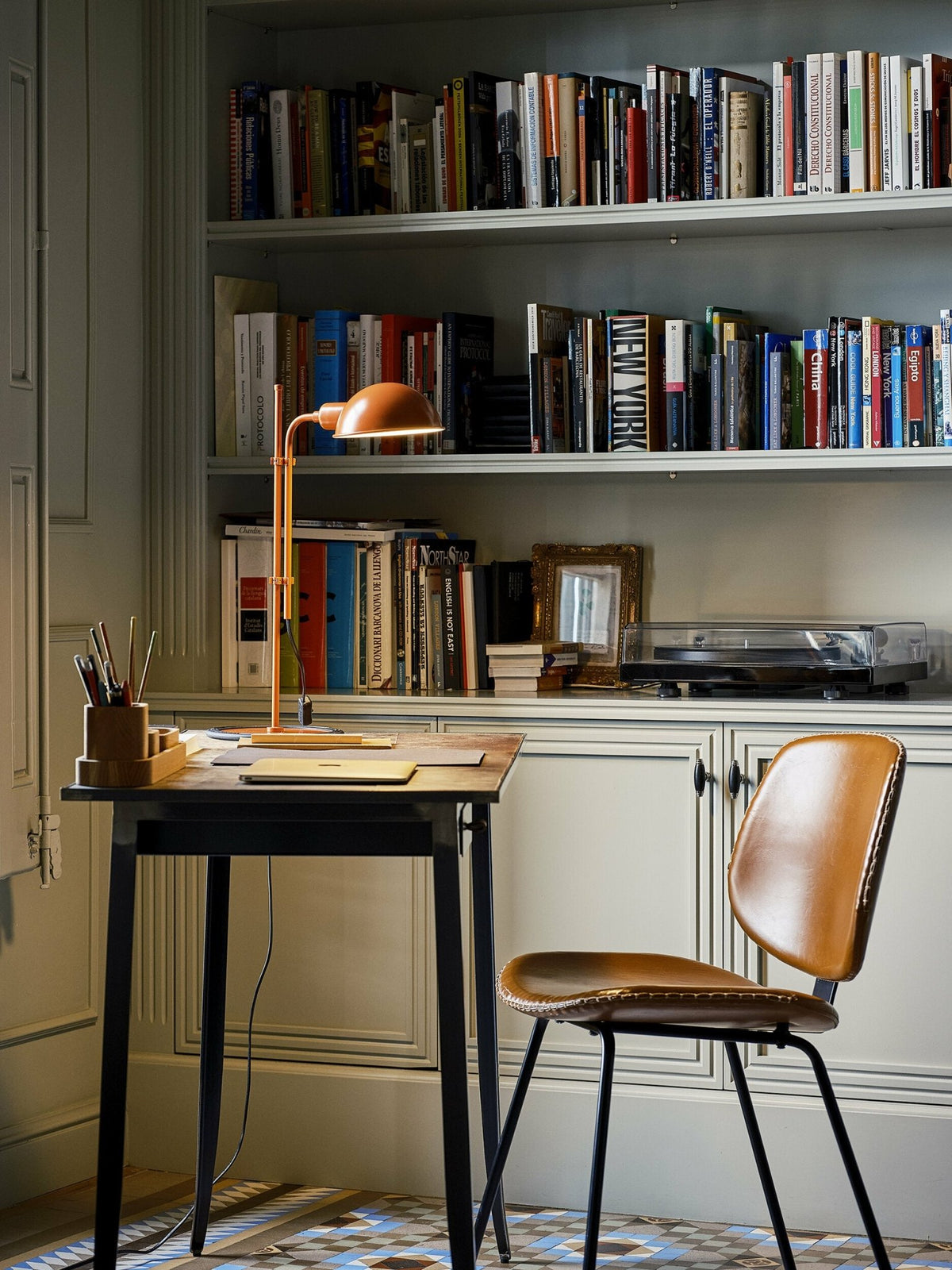Lampe de bureau en fer terracotta Funiculi S - Marset - The Cool Republic