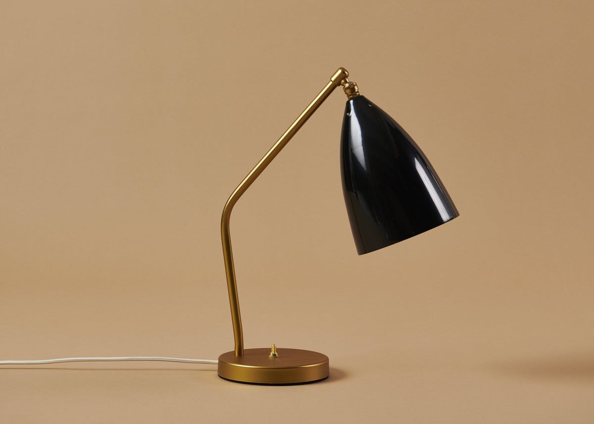 Lampe de bureau en laiton et acier noir brillant Gräshoppa - Gubi - The Cool Republic