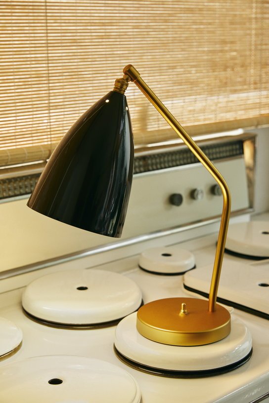 Lampe de bureau en laiton et acier noir brillant Gräshoppa - Gubi - The Cool Republic