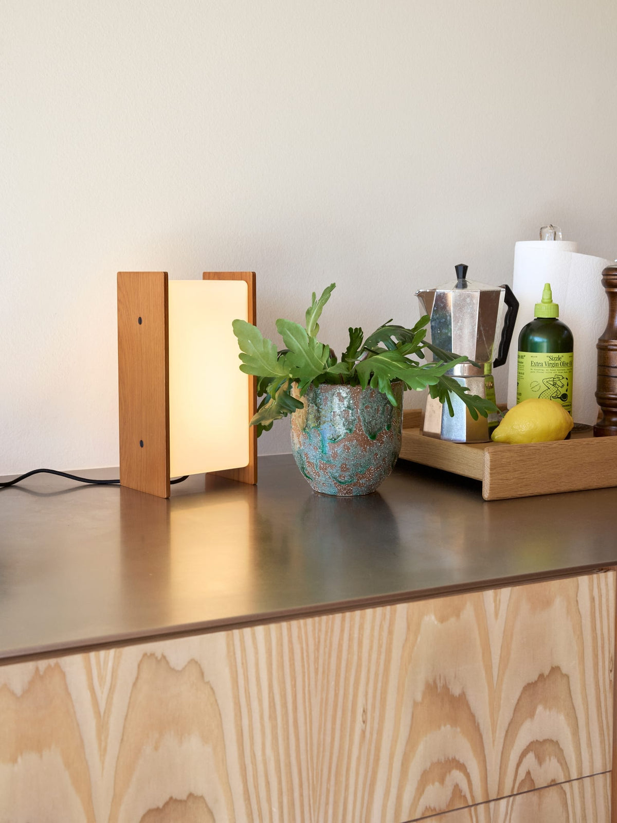 Lampe de chevet en bois de chêne et verre naturel 25cm Sabi - Hübsch — vue 4