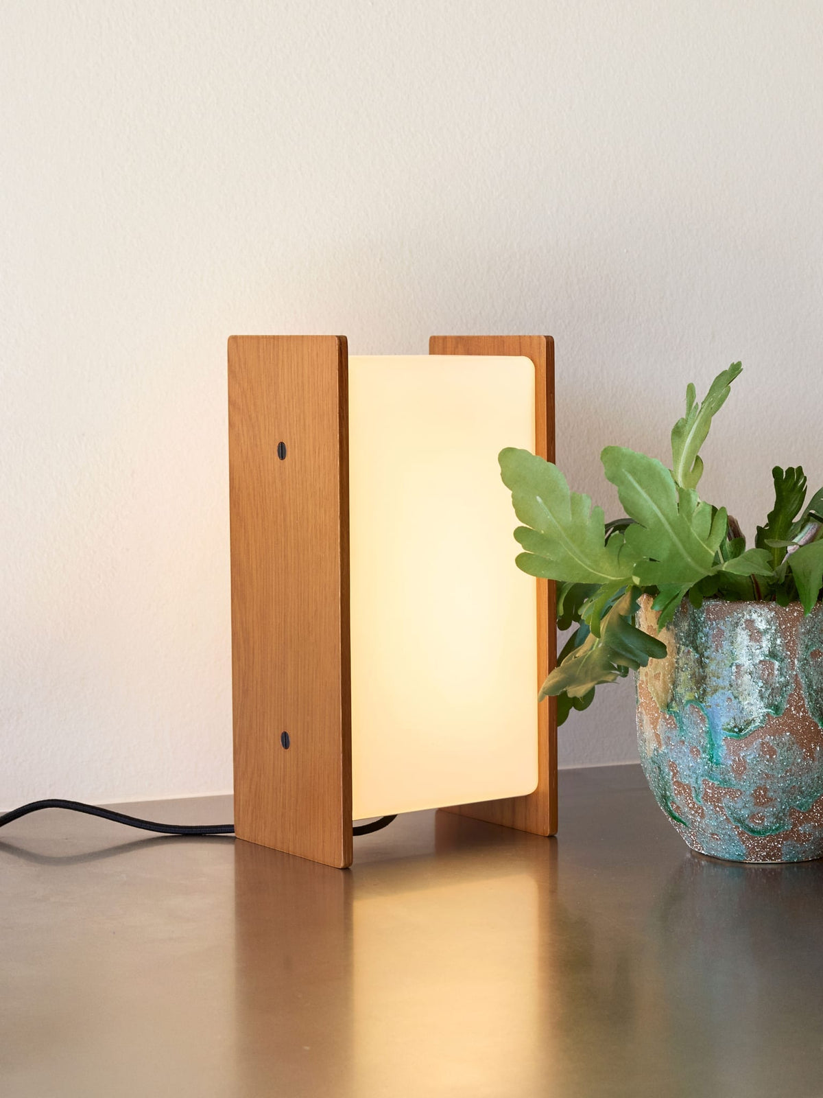 Lampe de chevet en bois de chêne et verre naturel 25cm Sabi - Hübsch — vue 6