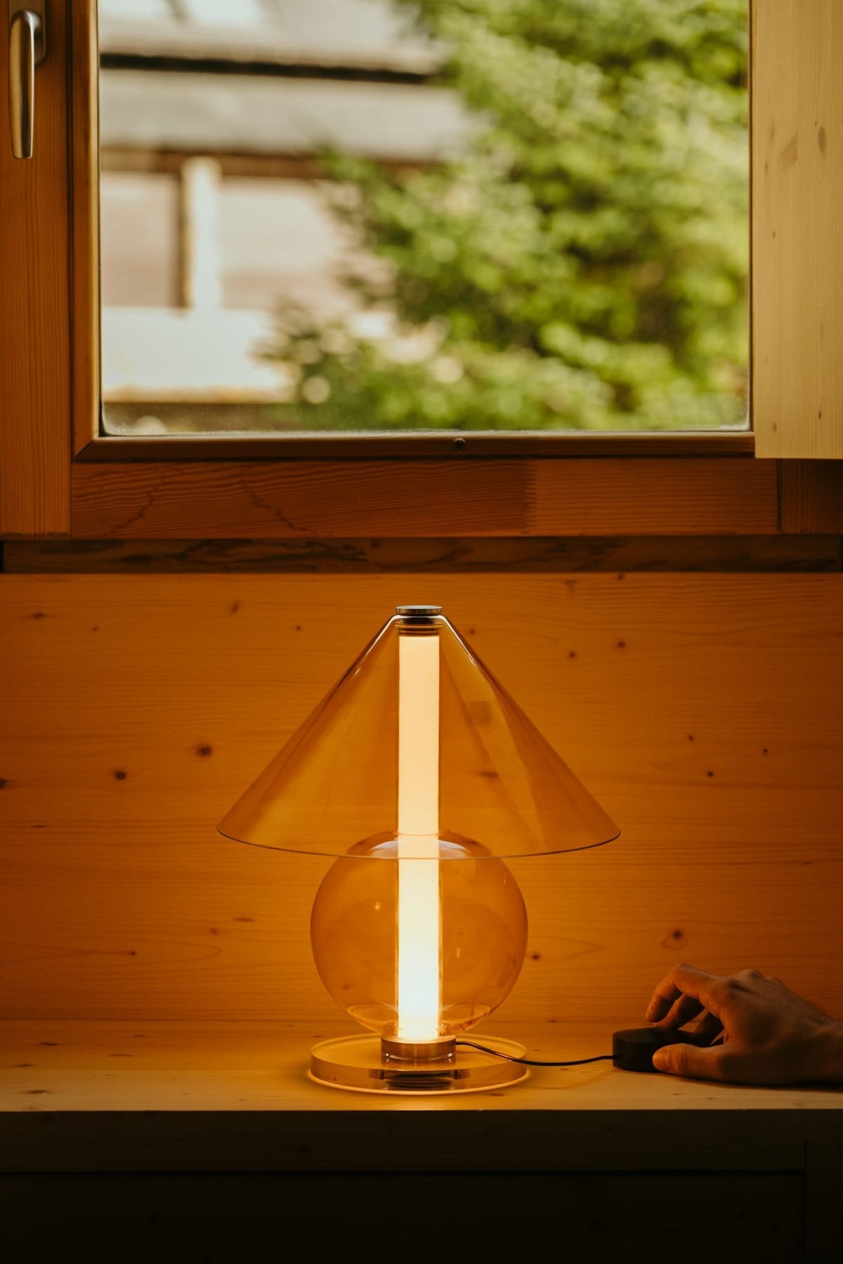 Lampe de chevet en verre soufflé argenté 16,5x24,3cm Fragile - Marset - The Cool Republic