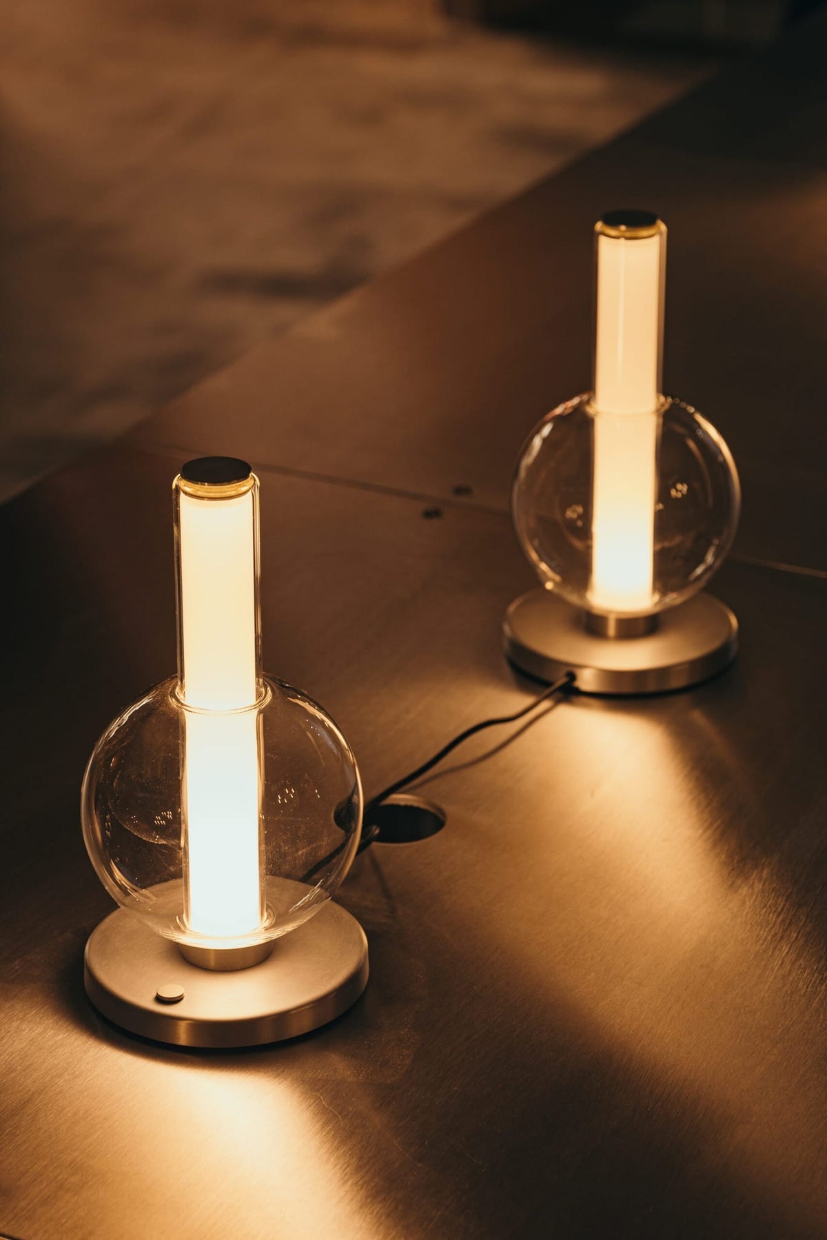 Lampe de chevet en verre soufflé argenté 16,5x24,3cm Fragile - Marset - The Cool Republic