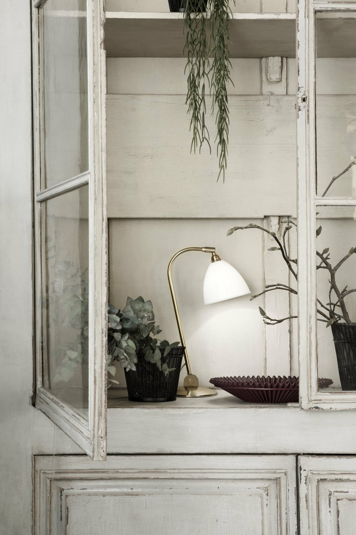 Lampe de table argenté en laiton 48 cm BL2 - Gubi - The Cool Republic