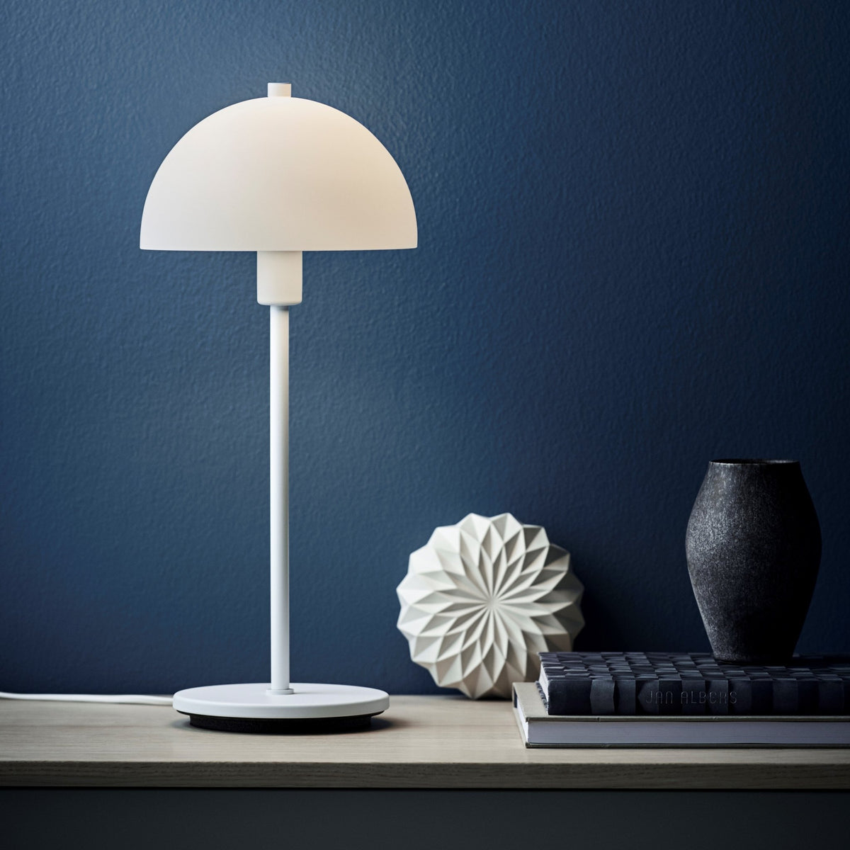 Lampe de table blanche 47,5 cm Vienda X - Herstal - The Cool Republic