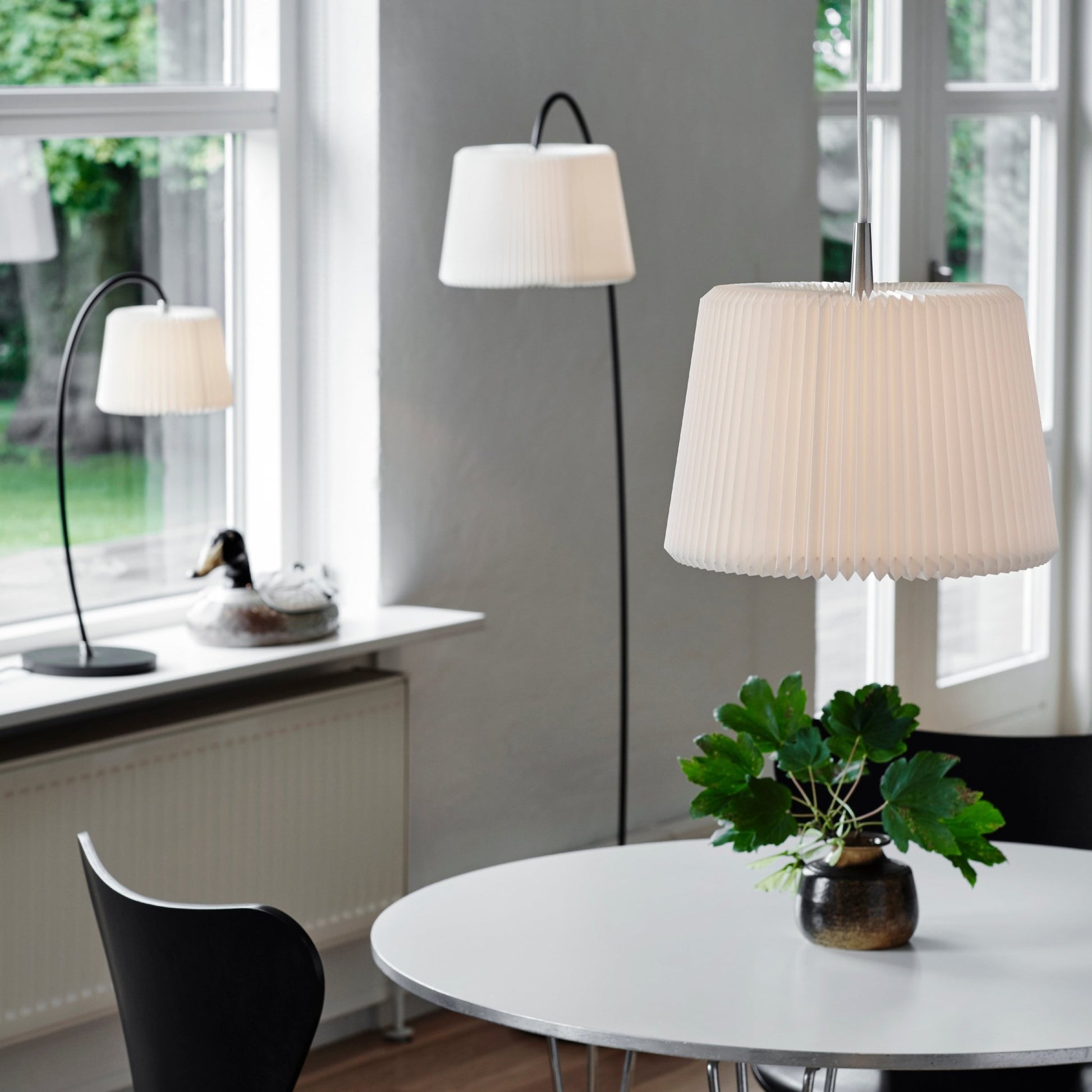 Lampe de table blanche 54 x 20 cm Snowdrop - Le Klint - The Cool Republic